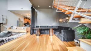 Khu vực ghế ngồi tại Modern Condo in the Vibrant NuLu District