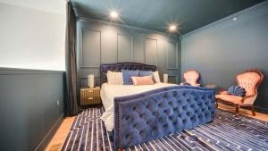 Giường trong phòng chung tại Modern Condo in the Vibrant NuLu District +72 ảnh