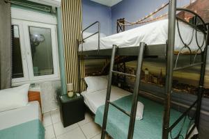 ein Zimmer mit zwei Etagenbetten und einem Fenster in der Unterkunft Sunny home crete in Ierápetra