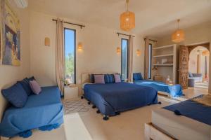 索维拉Lalla Essaouira, Villa Najma avec piscine pour 15 personnes的配有蓝色床单的客房内的两张床 更多72张照片