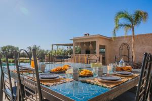 索维拉Lalla Essaouira, Villa Najma avec piscine pour 15 personnes的天井顶部的餐桌