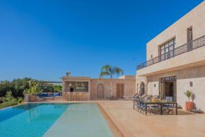 索维拉Lalla Essaouira, Villa Najma avec piscine pour 15 personnes的房子后院的游泳池