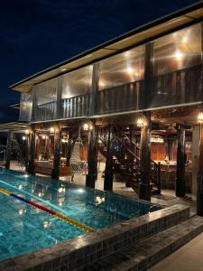 een zwembad op een cruiseschip 's nachts bij Elephant House and Pool Villas 