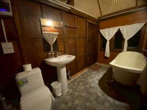 een badkamer met een wit toilet en een wastafel bij Elephant House and Pool Villas  +52 foto's