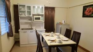 cocina con mesa y sillas y cocina con mesa y cocina en Family Resort Khao Yai, en Pak Chong
