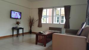 Televízia a/alebo spoločenská miestnosť v ubytovaní Family Resort Khao Yai