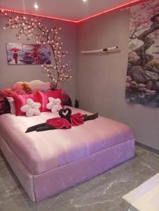 ein Schlafzimmer mit einem Bett mit einem Pinguin darauf in der Unterkunft les cités romance le Tokyo in Carcassonne