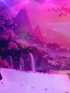 ein Zimmer mit Wasserfall und rosa Himmel in der Unterkunft les cités romance le Tokyo in Carcassonne + 18 Fotos