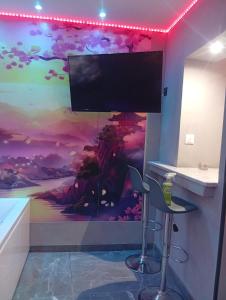 Cette chambre dispose d'une télévision et d'une peinture murale. dans l'établissement les cités romance le Tokyo, à Carcassonne 18 autres photos