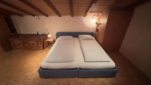 un paio di letti in una camera di Halden Hills a Rungelin Altre 34 foto