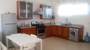 Η κουζίνα ή μικρή κουζίνα στο Two-Bedroom Apartment K3I at Infiniti Blu