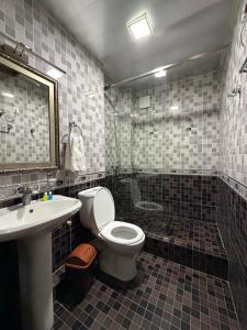 Phòng tắm tại Nur M Hotel