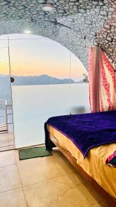 una camera con letto e vista sull'acqua di D Classicals a Kodaikānāl