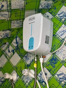 primo piano di un contatore del gas su un pavimento piastrellato di D Classicals a Kodaikānāl