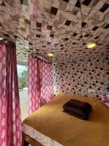 una stanza con un letto con tende rosa di D Classicals a Kodaikānāl Altre 14 foto