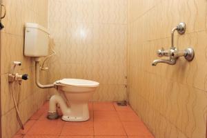 een badkamer met een toilet in een stal bij Alfa Tourist Home, Batheri in Sultan Bathery