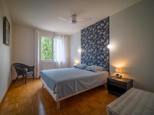 ein Schlafzimmer mit einem Bett mit einer blauen Wand in der Unterkunft Les chambres de Lagarrigue, soirée étape in Senouillac