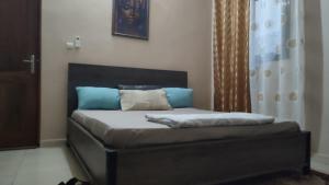 una camera con letto e testiera nera di Chez Mamanta a Saint-Louis