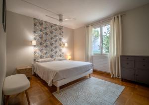 ein Schlafzimmer mit einem Bett und einem Fenster in der Unterkunft Les chambres de Lagarrigue, soirée étape in Senouillac