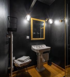 ein Badezimmer mit Waschbecken und Spiegel in der Unterkunft Les chambres de Lagarrigue, soirée étape in Senouillac + 17 Fotos