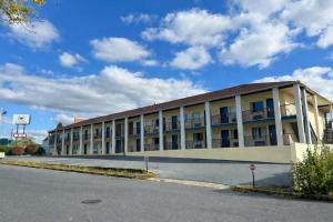 un grande edificio con una strada di fronte di King's Inn Motel a Reading