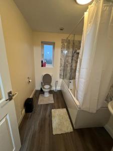 Koupelna v ubytování Cosy 2-Bedroom House + 20 fotografií