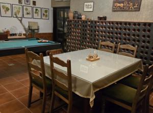 een eetkamer met een tafel en een pooltafel bij Villa Bella Vista in Gačice