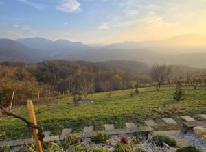 uitzicht op een veld met bergen op de achtergrond bij Villa Bella Vista in Gačice