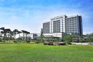Dārzs pie naktsmītnes Hotel Hyundai by Lahan Mokpo