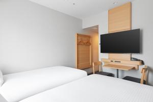 TV a/nebo společenská místnost v ubytování Sotetsu Fresa Inn Yodoyabashi