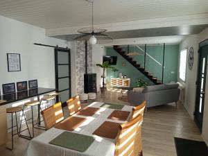 een eetkamer en woonkamer met een tafel en stoelen bij Porh tramesse in Saint-Thuriau
