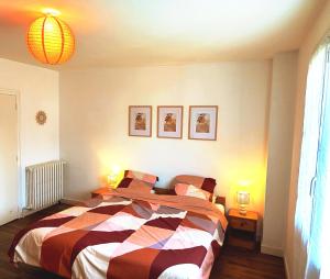 een slaapkamer met een bed met twee lampen erop bij Porh tramesse in Saint-Thuriau