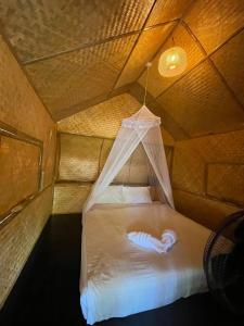 Giường trong phòng chung tại Paivana Khaosok Village