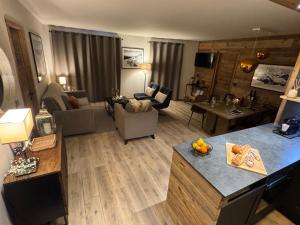 een woonkamer vanuit de lucht bij Spacious ski-in ski-out renovated apartment 4-6 pax, 161 Sources de Marie Arc 1950 in Arc 1950