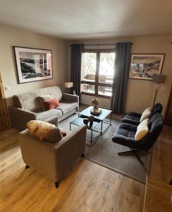 een woonkamer met twee banken en een tafel bij Spacious ski-in ski-out renovated apartment 4-6 pax, 161 Sources de Marie Arc 1950 in Arc 1950