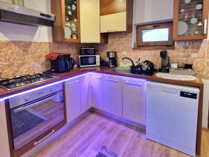 Nhà bếp/bếp nhỏ tại Ciprians' Home +25 ảnh