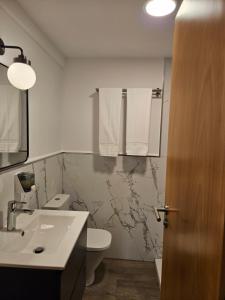 Et badeværelse på Apartamentos Ciudad Santiago + 168 billeder