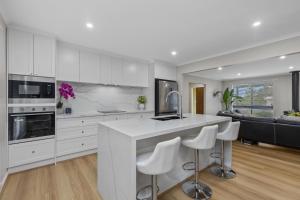 Køkken eller tekøkken på LUXURY PET-FRIENDLY's BENDIGO ACCOMMODATION 4 BEDROOM 2 BATHROOMS ENTIRE HOME WALK TO BENDIGO CBD LAKE EASTER FESTIVAL Bendigo Regional Tennis Centre BRTC Central Deborah Gold Mine Bendigo Art Gallery Golden Dragon Museum Rosalind Park The Great Stupa