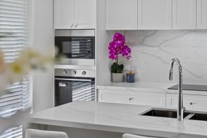 Køkken eller tekøkken på LUXURY PET-FRIENDLY's BENDIGO ACCOMMODATION 4 BEDROOM 2 BATHROOMS ENTIRE HOME WALK TO BENDIGO CBD LAKE EASTER FESTIVAL Bendigo Regional Tennis Centre BRTC Central Deborah Gold Mine Bendigo Art Gallery Golden Dragon Museum Rosalind Park The Great Stupa