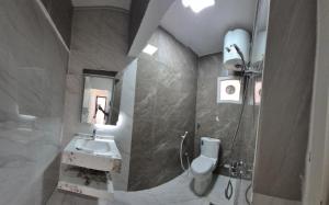 Et badeværelse på ميرا للشقق الفندقية