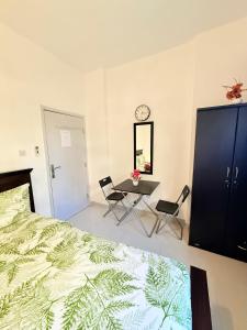 Giường trong phòng chung tại Emira Haven