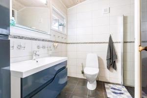 ein Badezimmer mit Waschbecken und Toilette in der Unterkunft Cabin With Mountain View In Solberglia in Østby + 18 Fotos