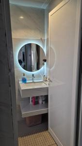 Et badeværelse på ميرا للشقق الفندقية