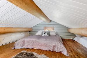 ein Schlafzimmer mit einem Bett auf einem Dachboden in der Unterkunft Family-Friendly Log Cabin With Panoramic View in Østby
