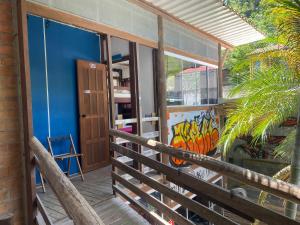 een balkon van een huis met een muurschildering op de muur bij Tree Park Cambury in Camburi