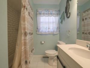 een badkamer met een toilet, een wastafel en een douche bij Summer Escape In Loveladies Prime Long Beach Island Location in Loveladies +11 foto's