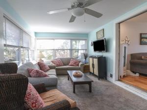 een woonkamer met een bank en een tv bij Summer Escape In Loveladies Prime Long Beach Island Location in Loveladies