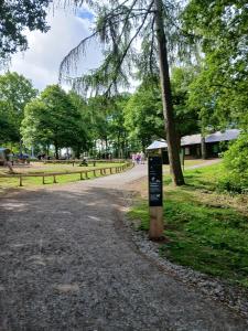 een park met een bord aan de kant van de weg bij Central Bewdley - Load Street Retreat in Bewdley