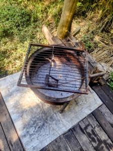 a grill sitting on top of a wooden deck at Casita isleña in Tigre