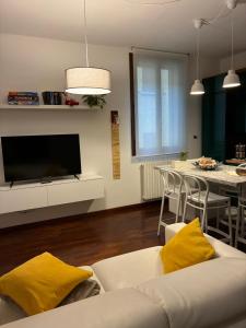 een woonkamer met een witte bank en een tafel bij H2O Home2Office in Budrio +3 foto's